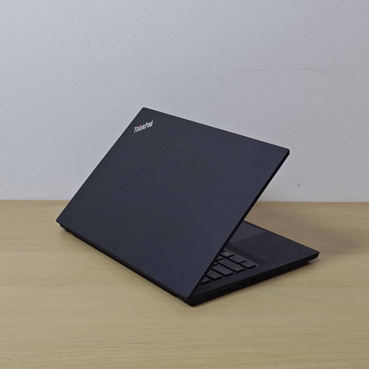 T14 G1 Belakang Kanan T14 G1 Belakang Kanan Butik Laptop