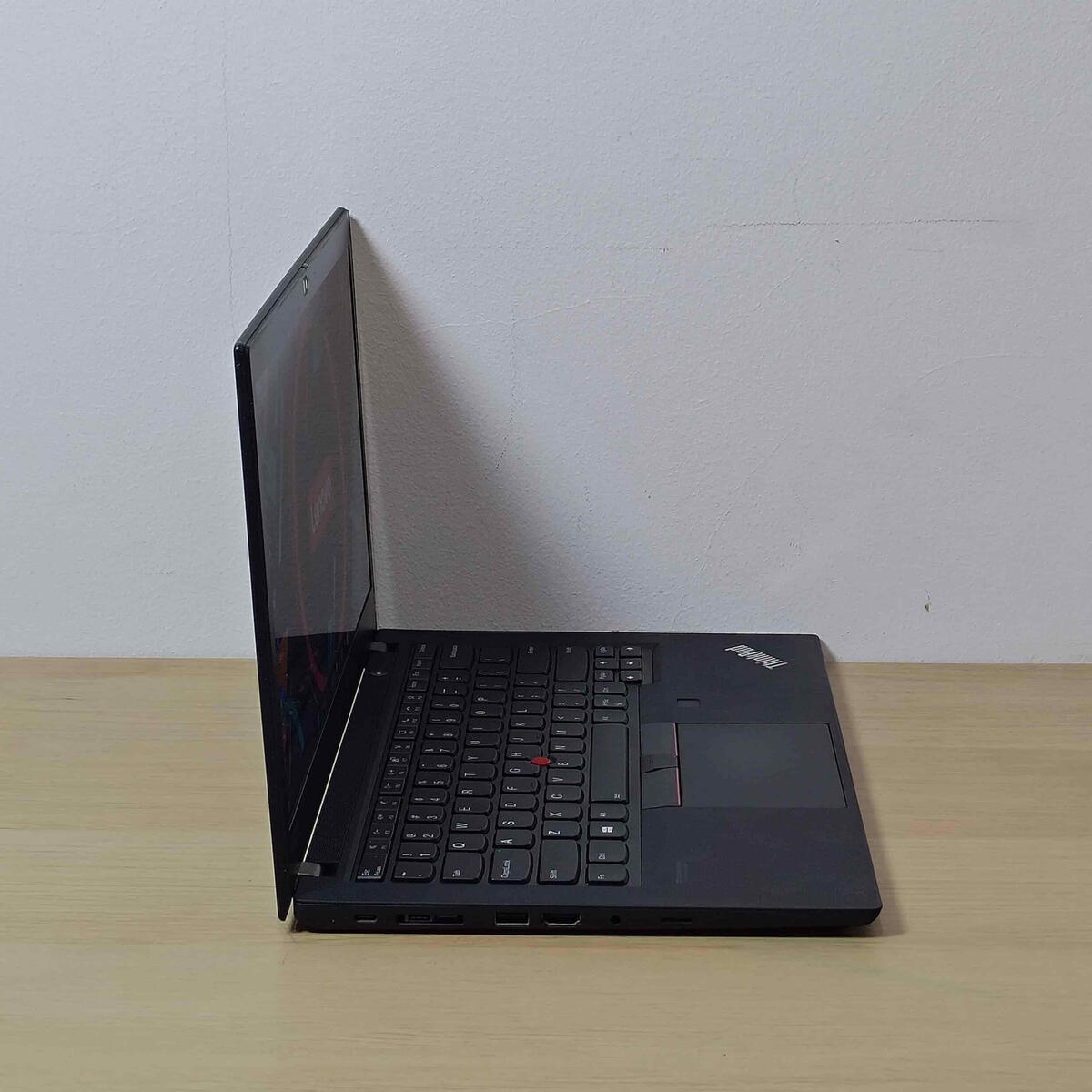 T14 G1 Samping Kiri Butik Laptop