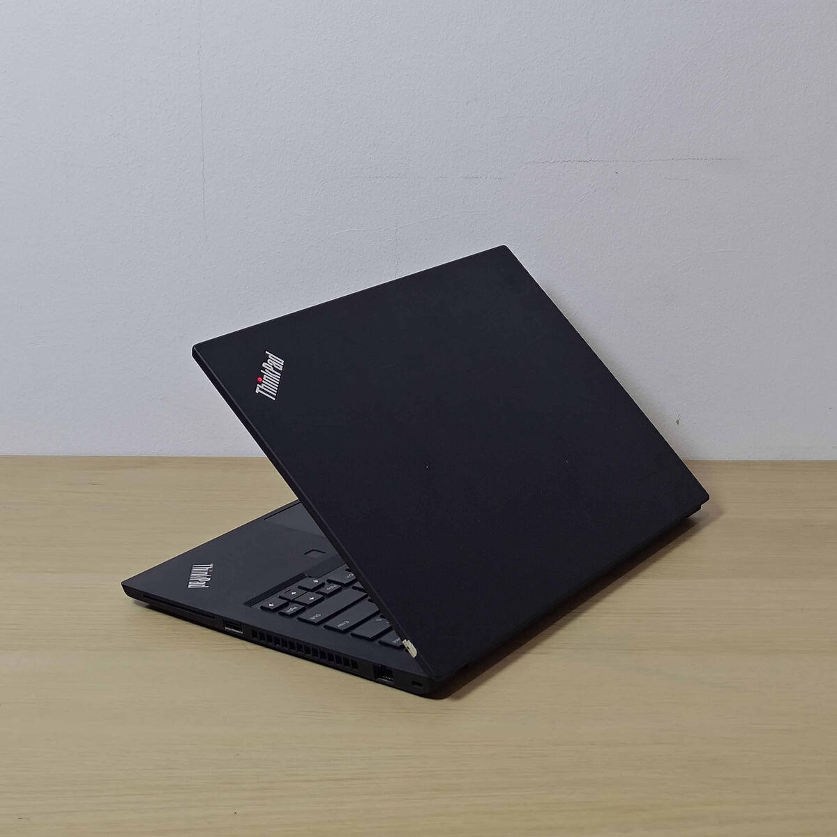 T14 G1 Belakang Kiri Butik Laptop